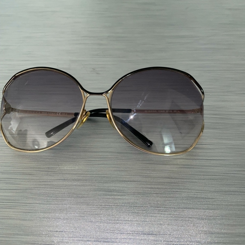 Authentic Gucci oval shape sunglasses